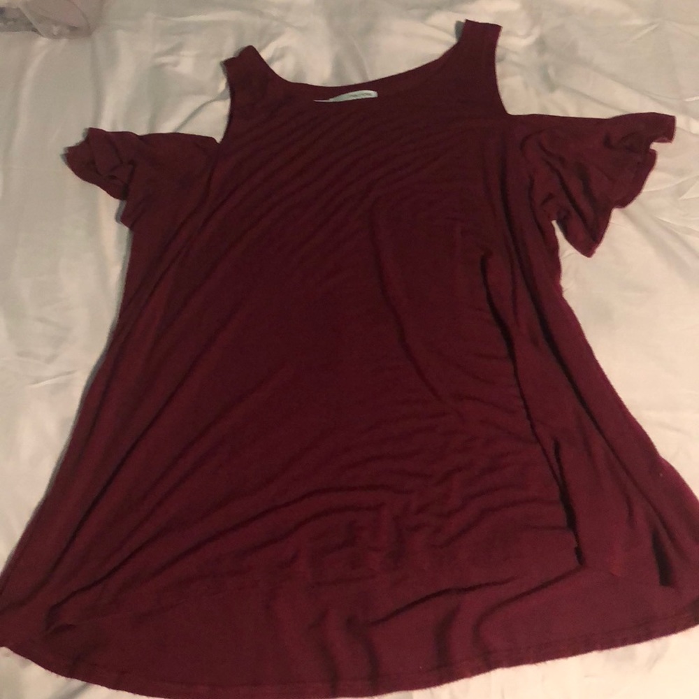 Maroon shirt with shoulder-exposing sleeves